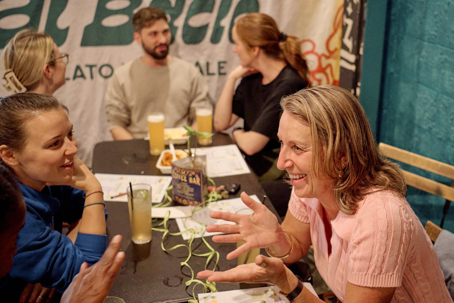 Participantes conversando en el encuentro