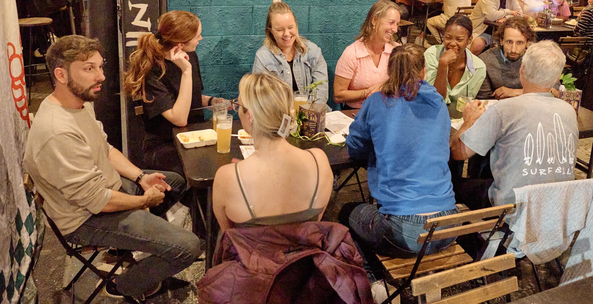 Alunos conversando ao redor de uma mesa